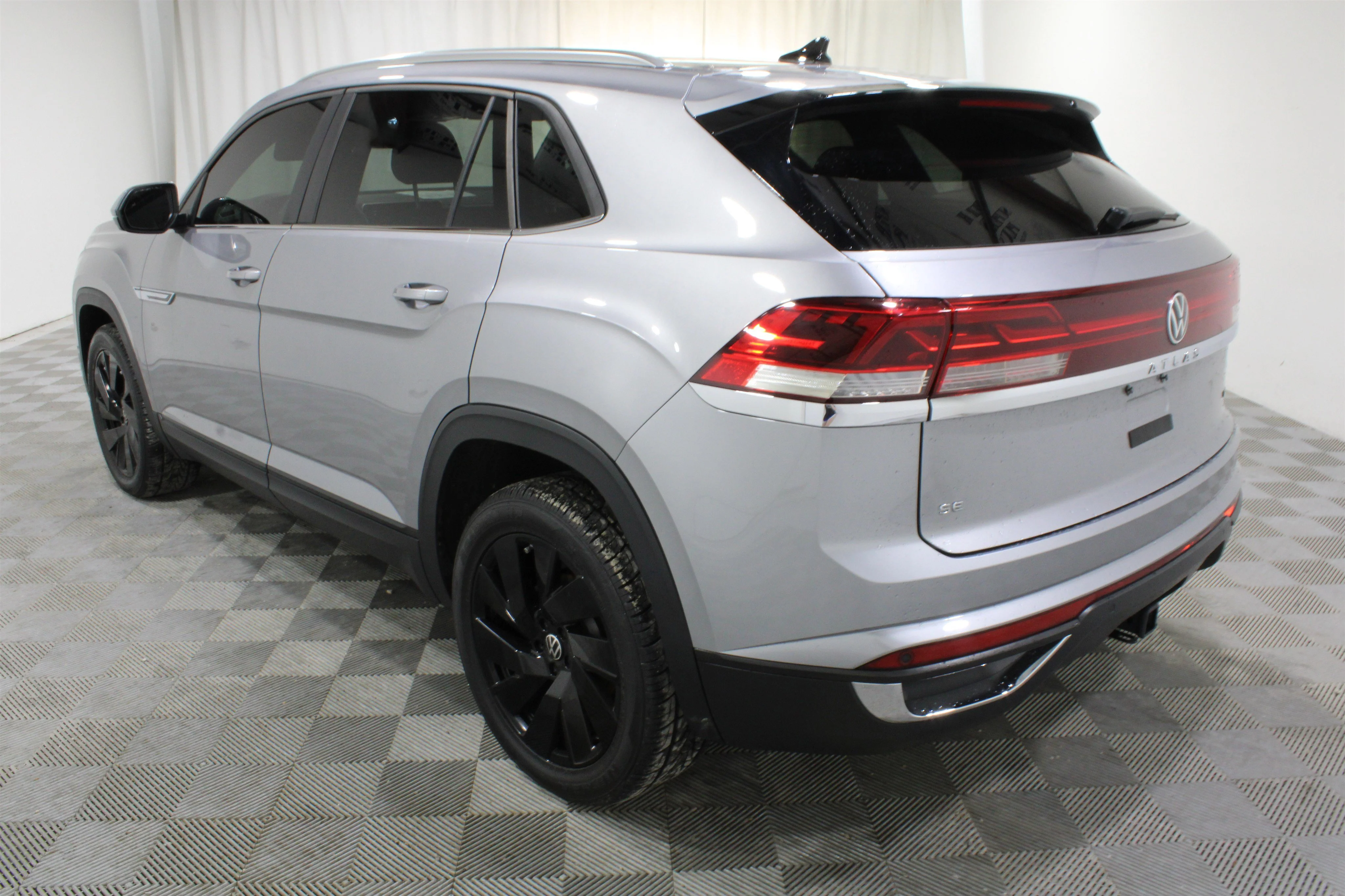 Used 2025 Silver Volkswagen 2.0T SE w/Technology image 28