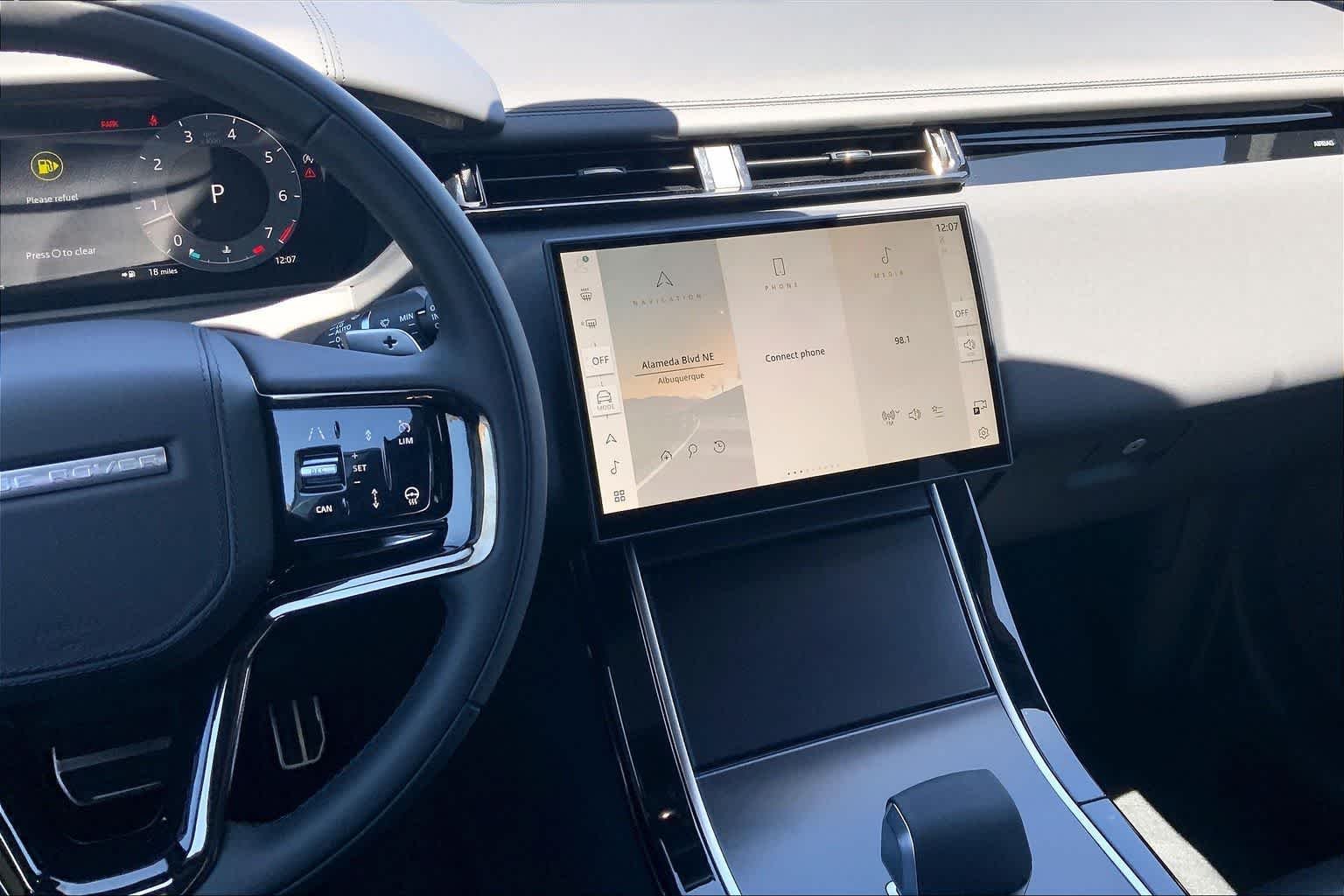 New 2026 Fuji White Land Rover Dynamic SE image 6