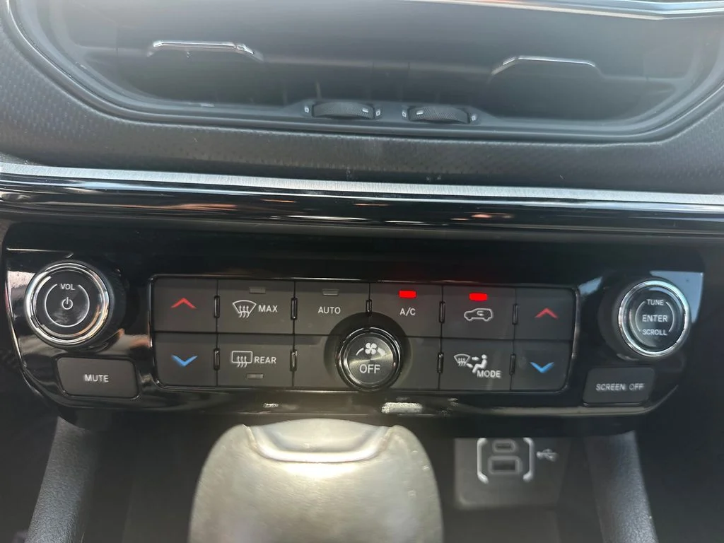 Used 2025 Silver Zynith Metallic Clearcoat Jeep Trailhawk image 46