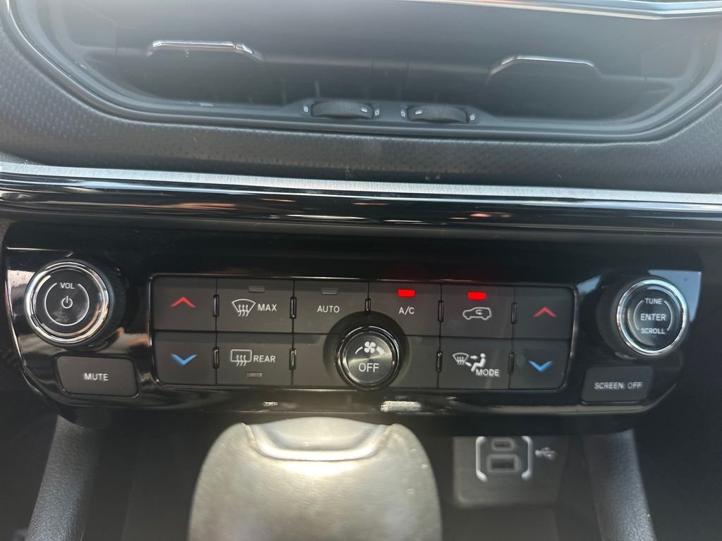 Used 2025 Silver Zynith Metallic Clearcoat Jeep Trailhawk image 46