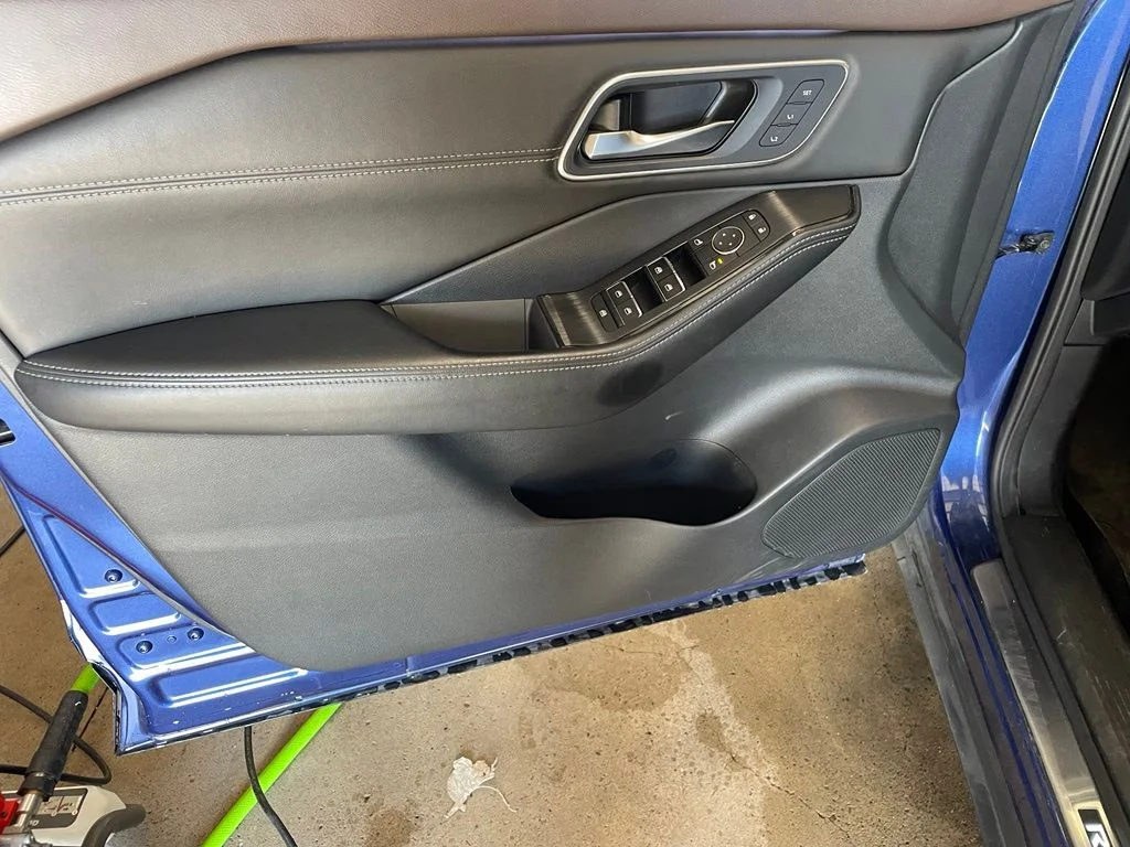 Used 2023 Blue Nissan Platinum image 9