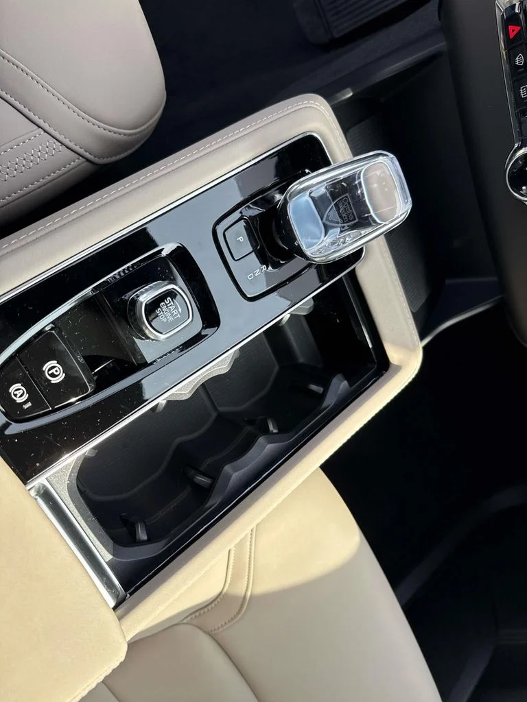 New 2026 White Volvo B6 Plus 7-Seater image 31