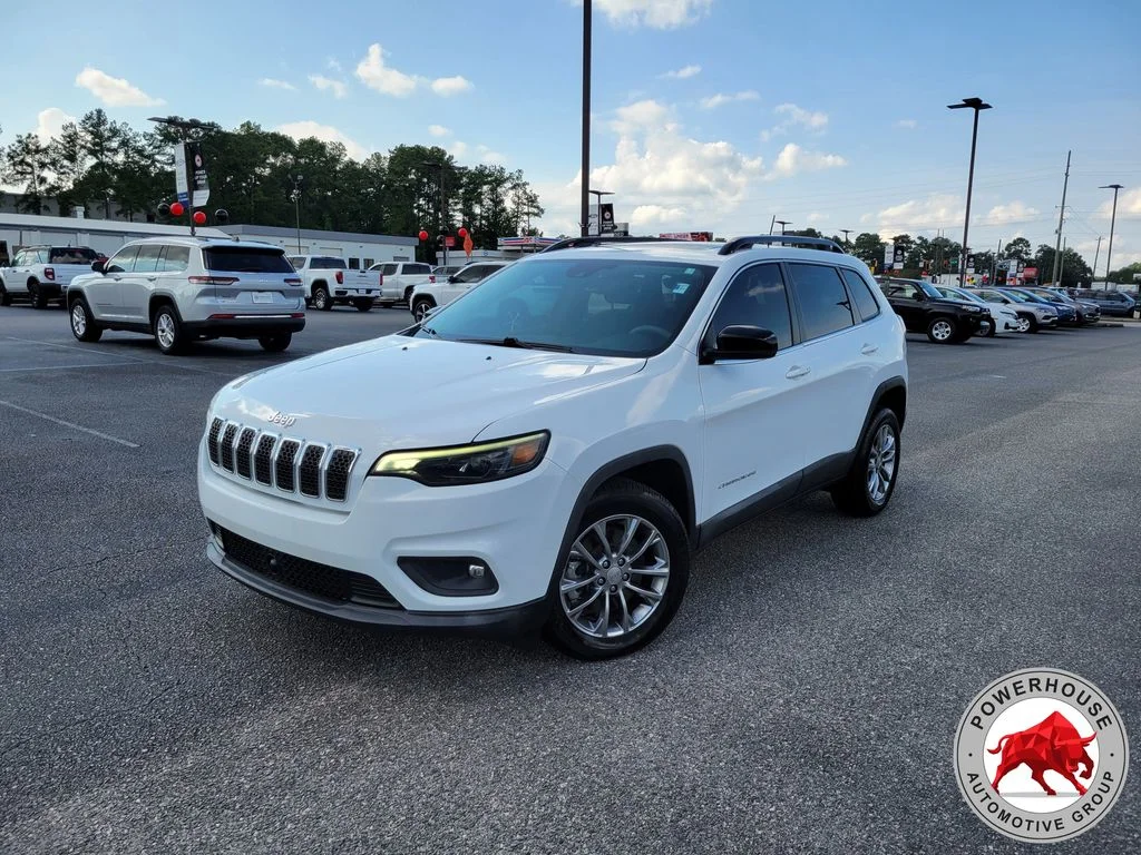 Used 2022 White Jeep Latitude Lux image 2