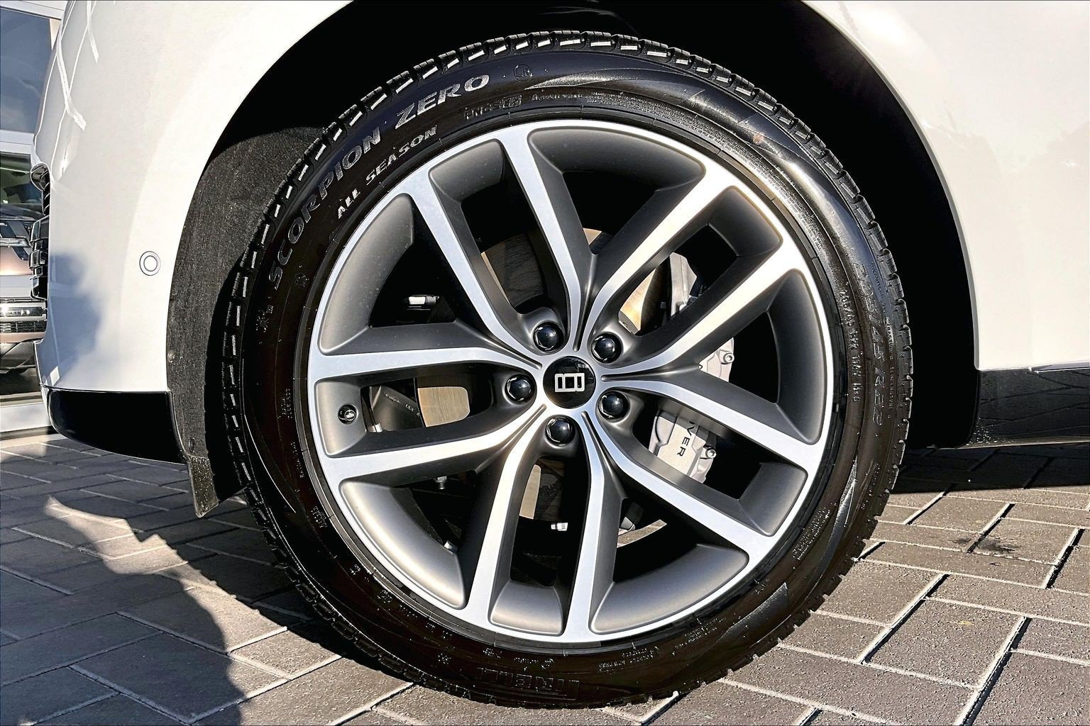 New 2027 Fuji White Land Rover SE image 12