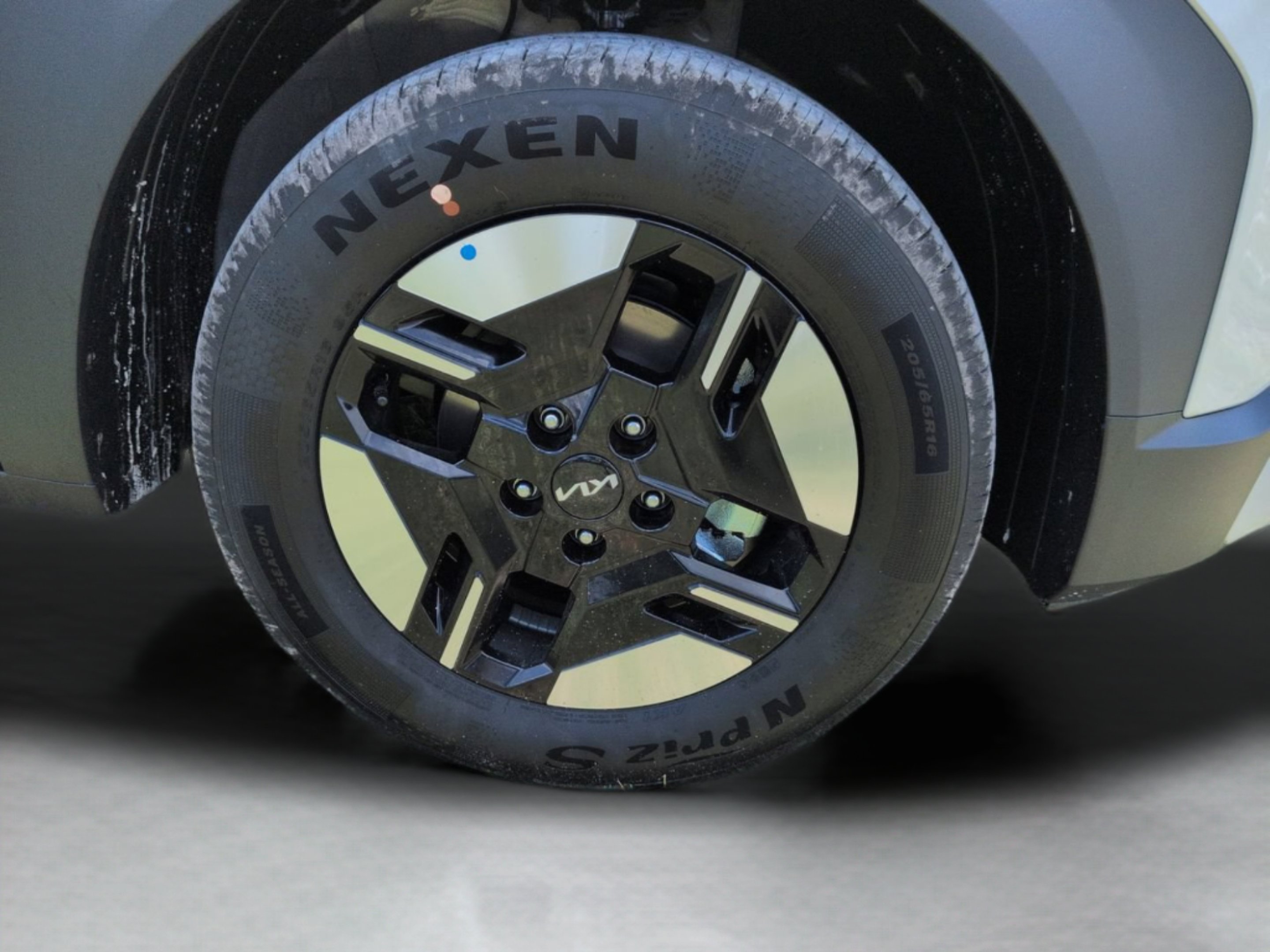 New 2027 Ivory Silver Kia LX image 29