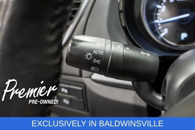 Used 2022 Snowflake White Pearl Mazda Touring Plus image 24