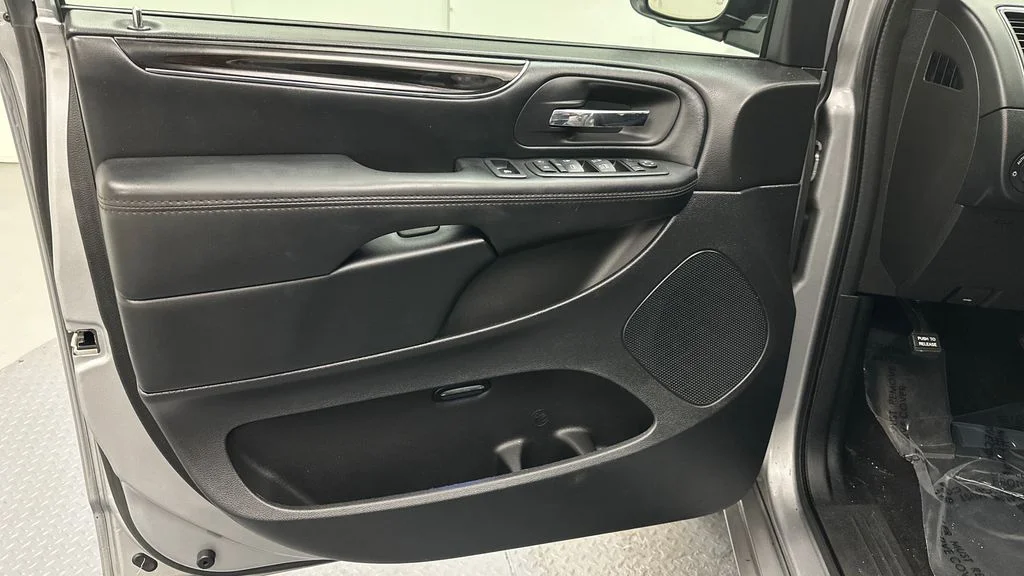 Used 2019 Silver Dodge SE image 17