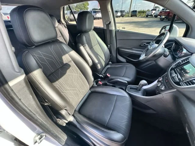Used 2018 SUMMIT WHITE Chevrolet LT image 28