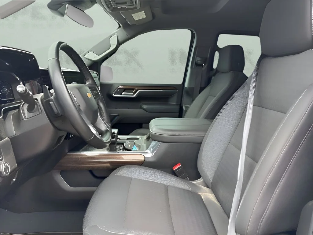 Used 2024 Summit White Chevrolet LT image 27