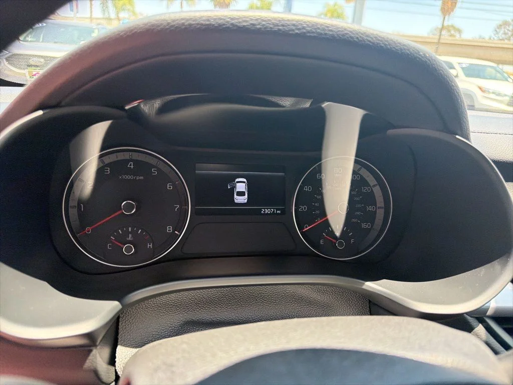 Used 2023 Red Kia LXS image 5