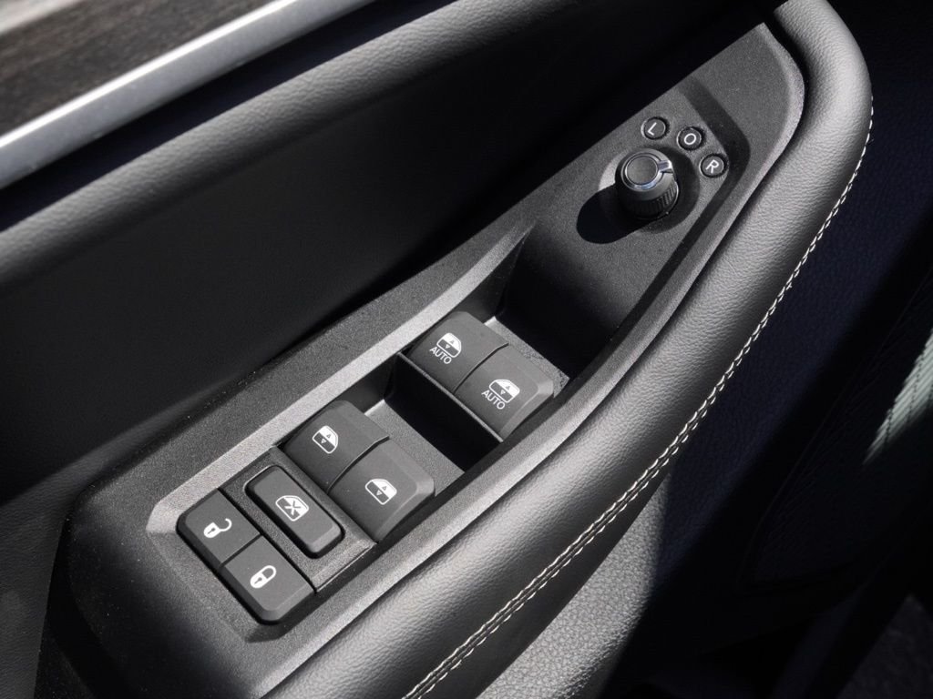 New 2026 Diamond Black Crystal Pearl-Coat Exterior Paint Jeep Laredo Altitude image 11