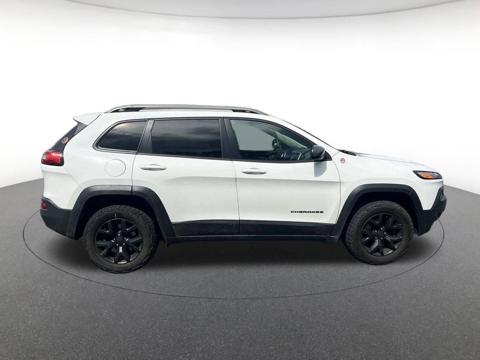 Used 2016 Bright White Clearcoat Jeep Trailhawk image 8