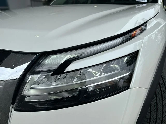 Used 2024 White Nissan Platinum image 9