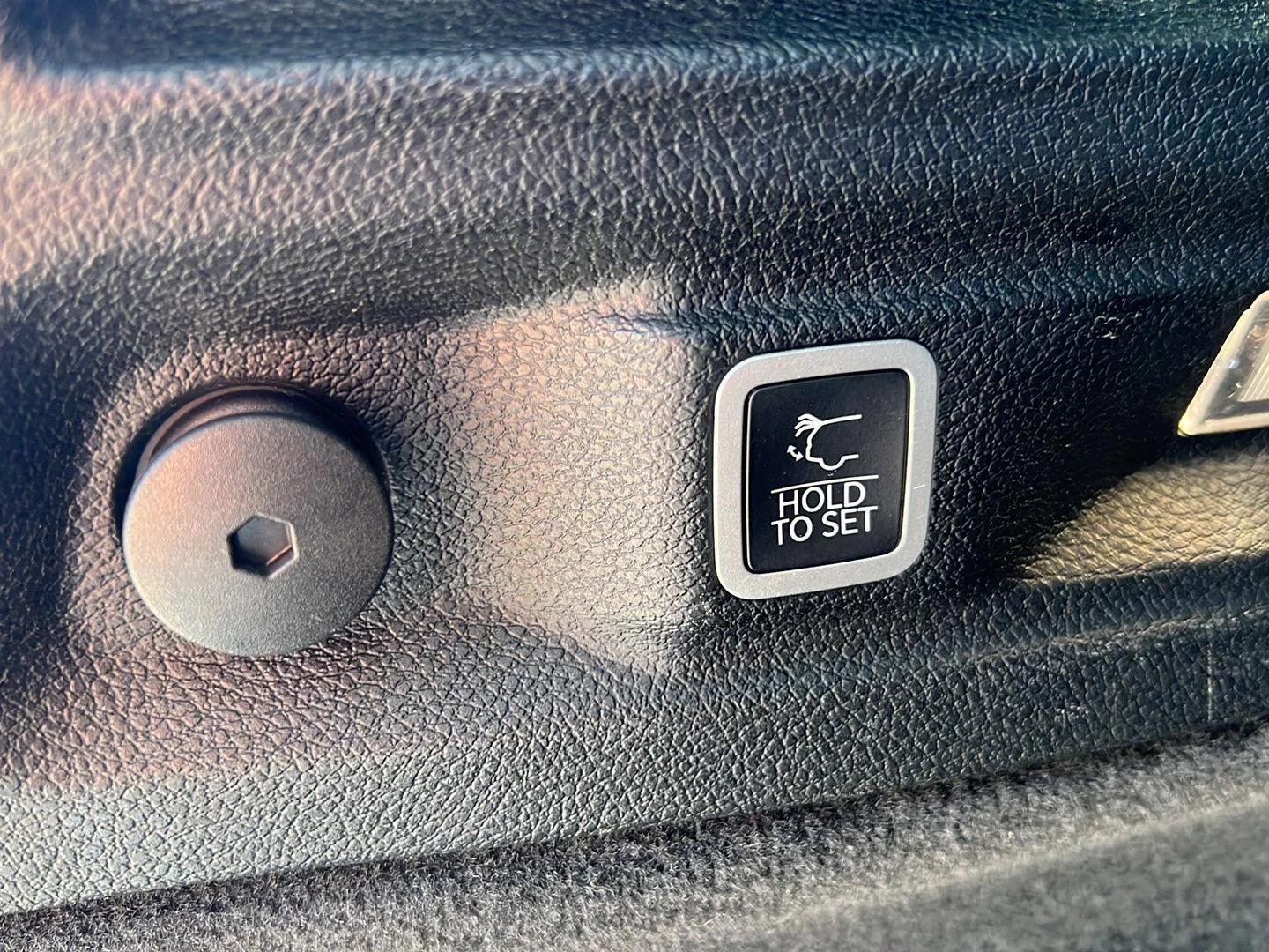 Used 2021 Diamond Black Crystal Pearlcoat Jeep Overland image 14