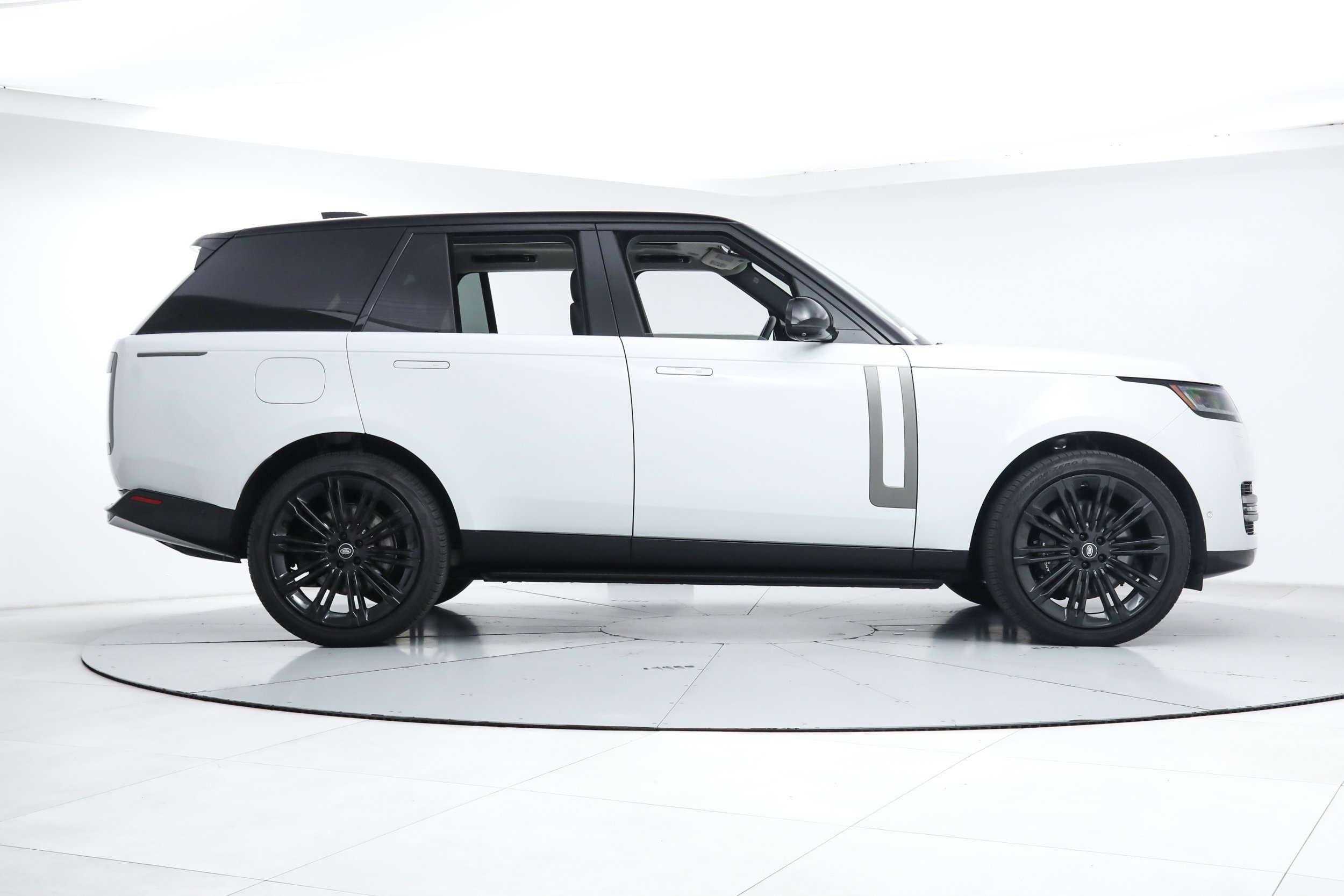 Used 2024 White Land Rover SE image 6