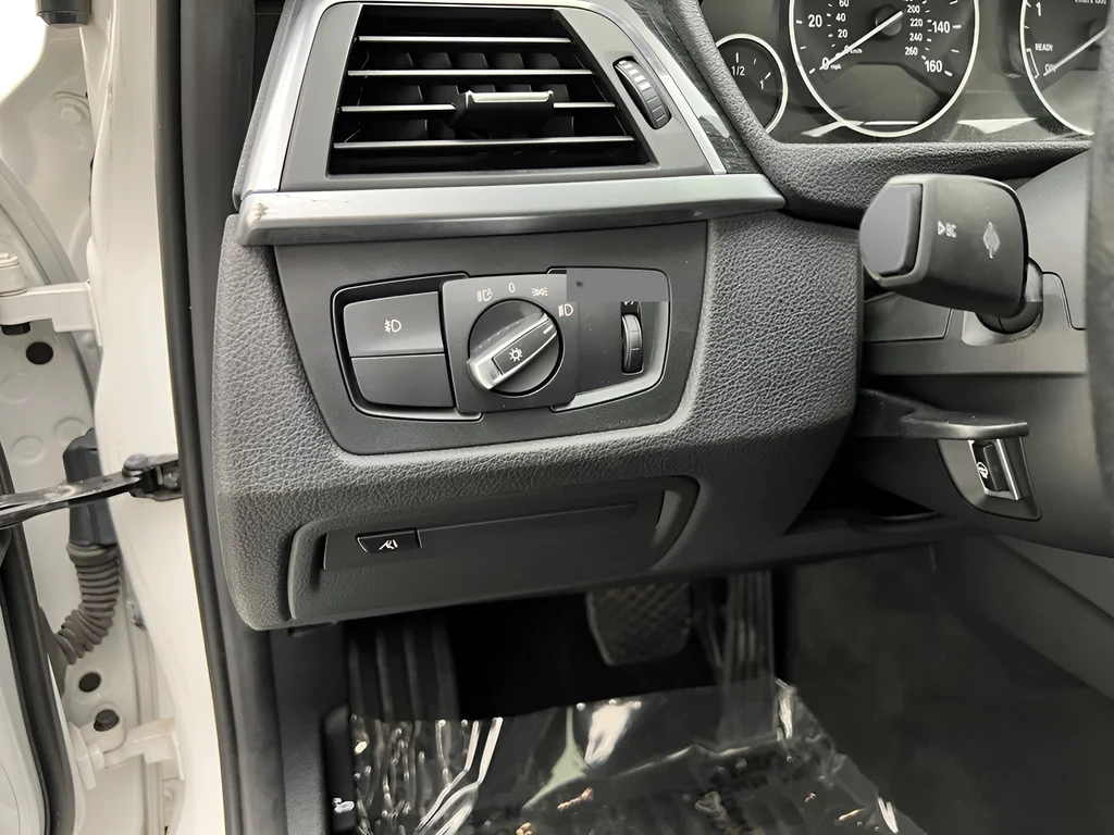Used 2018 White Metallic BMW 320i xDrive image 24