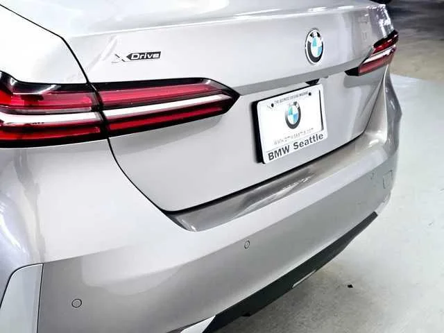 Certified Used 2025 Oxide Grey Met BMW xDrive image 7