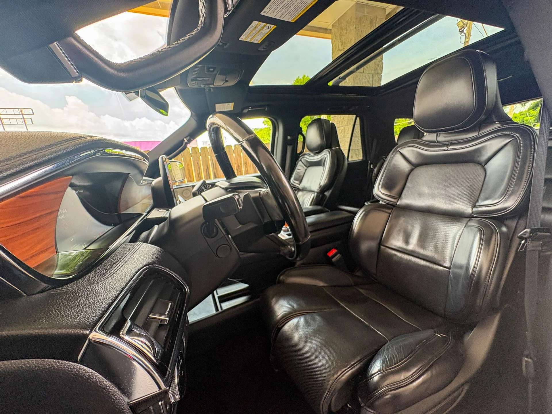 Used 2019 White Lincoln Reserve image 22