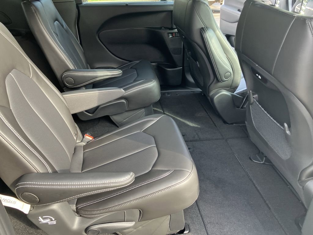 2026 Chrysler Pacifica Select - Photo 35