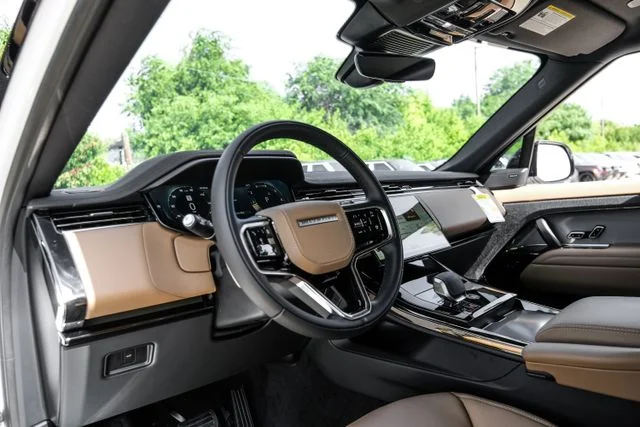 New 2026  Land Rover SE image 3