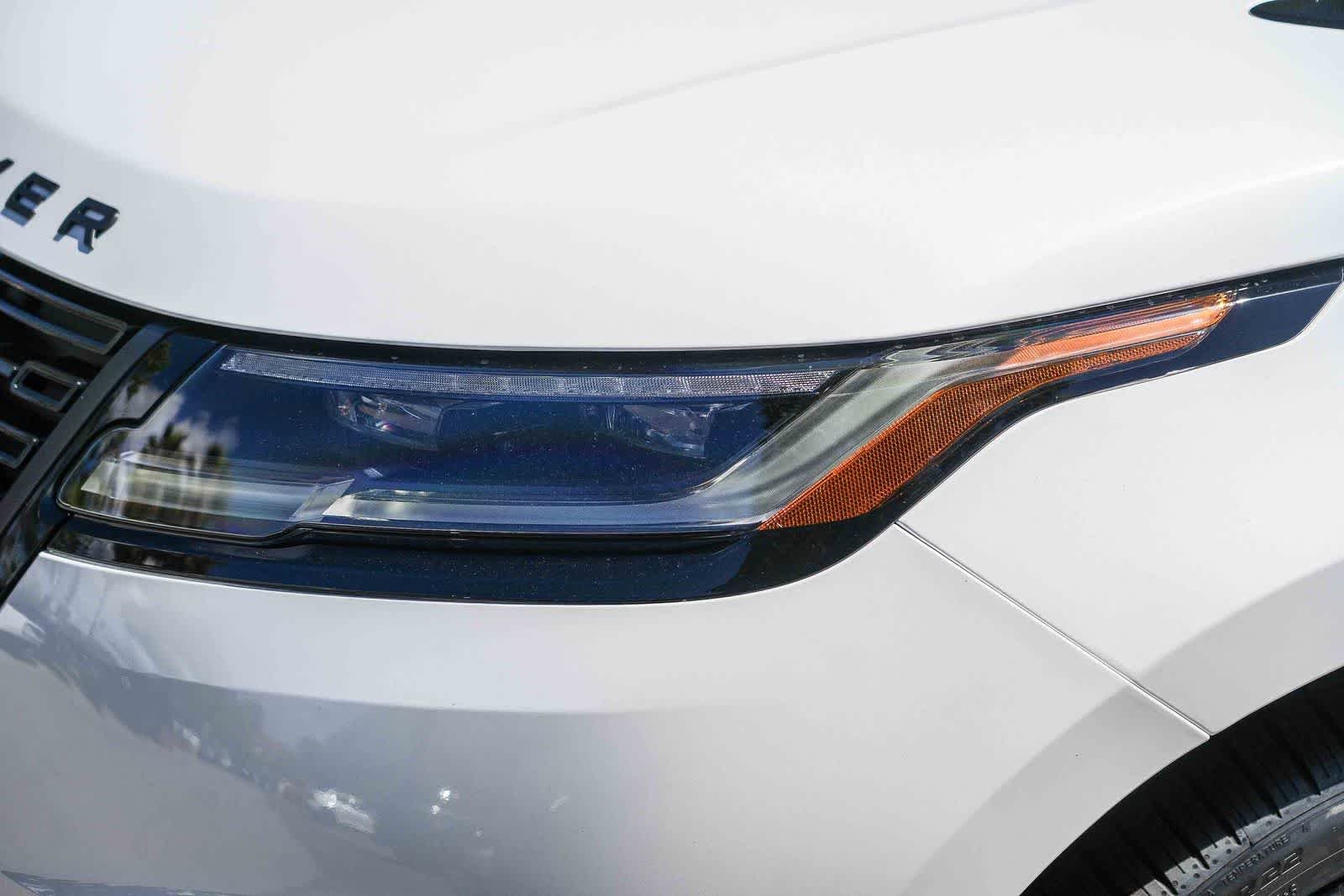 New 2026 Ostuni Pearl White Land Rover Dynamic SE image 10