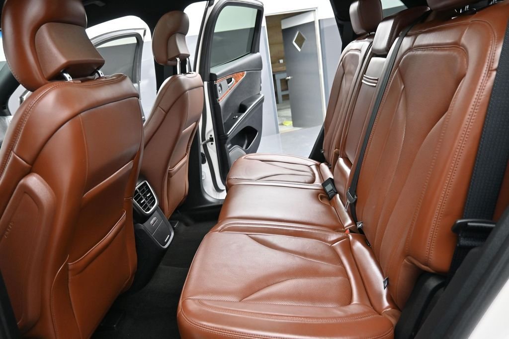 Used 2019 White Platinum Clearcoat Metallic Lincoln Reserve image 26