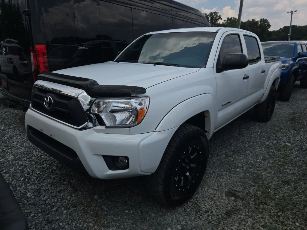 Used 2013 White Toyota Base image 1