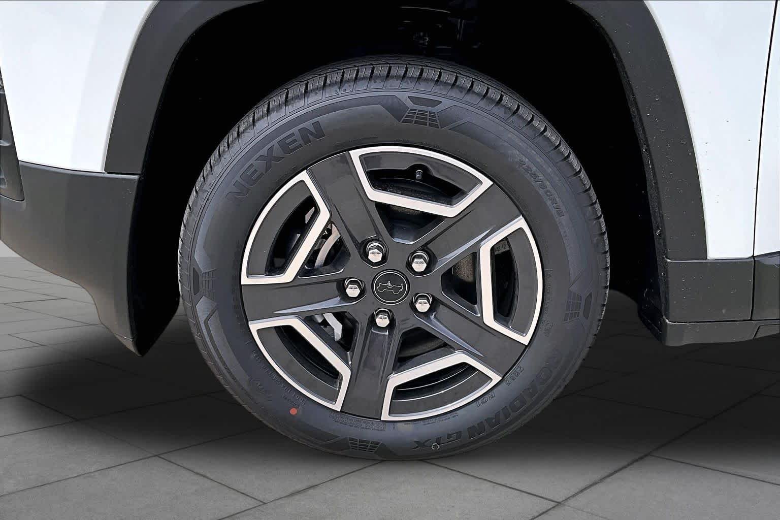 New 2026 Bright White Clear-Coat Exterior Paint Jeep Limited image 12