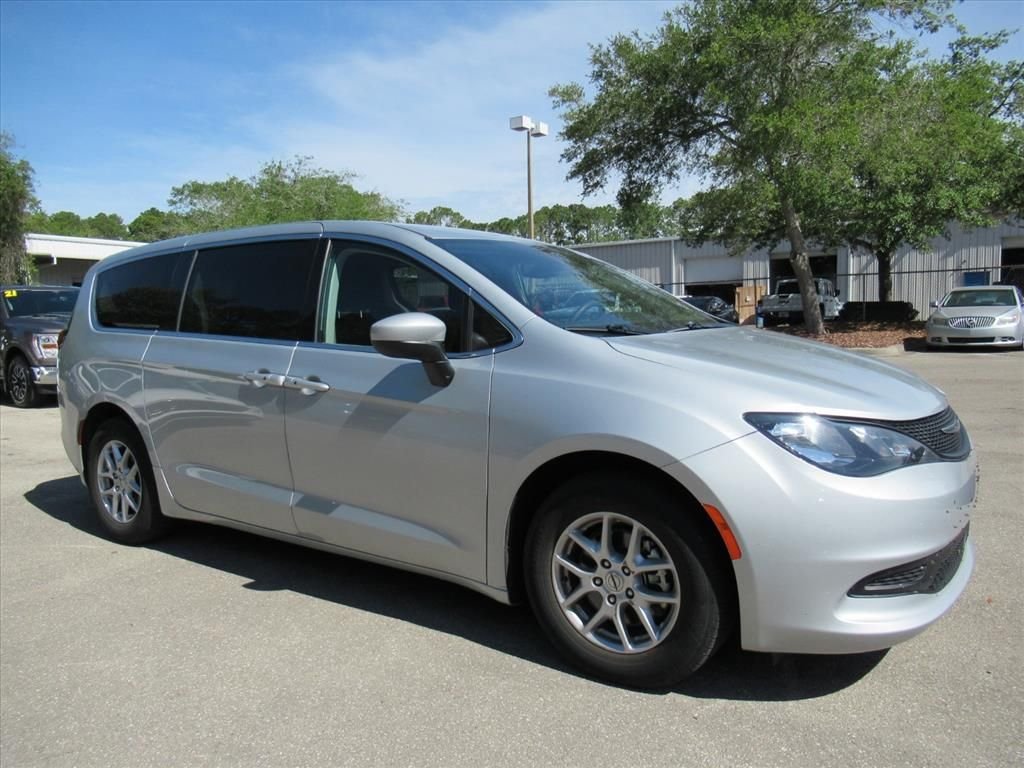 2023 Chrysler Voyager LX's photo
