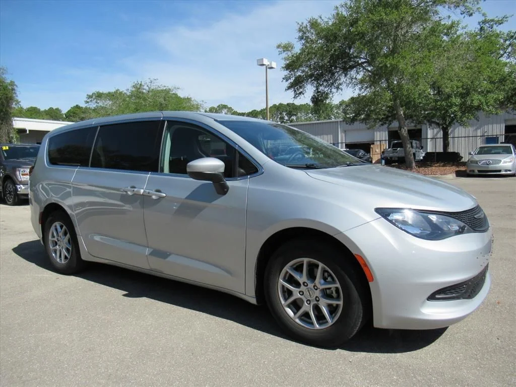 2023 Chrysler Voyager LX's photo