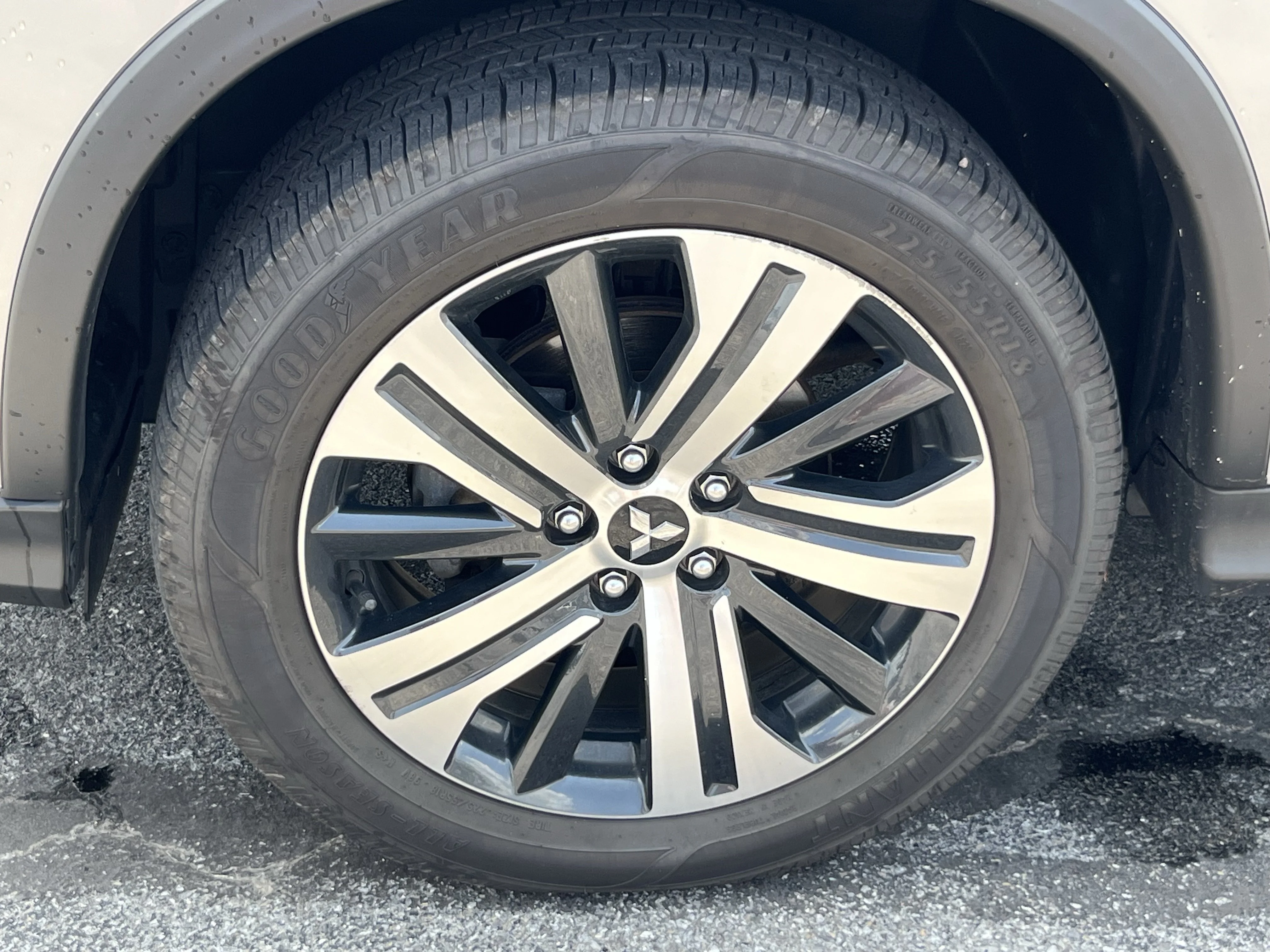 Used 2020 Alloy Silver Metallic Mitsubishi  image 13