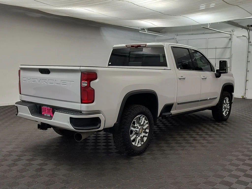 Used 2024 Iridescent Pearl Tricoat Chevrolet High Country image 9