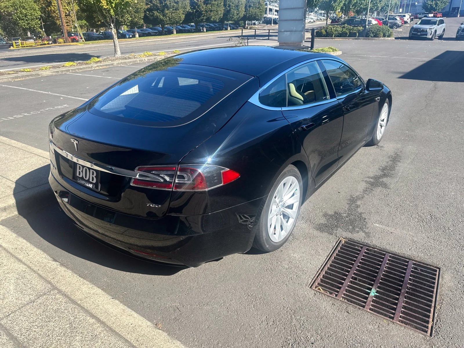 Used 2016 Obsidian Black Metallic Tesla  image 4