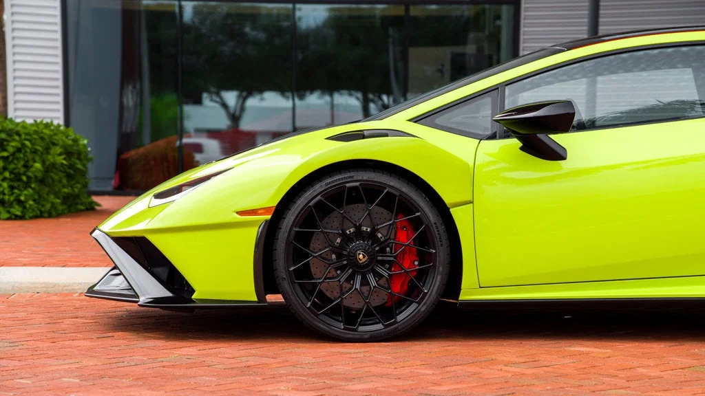 Used 2022 Verde Scandal Metallic Lamborghini Base image 2