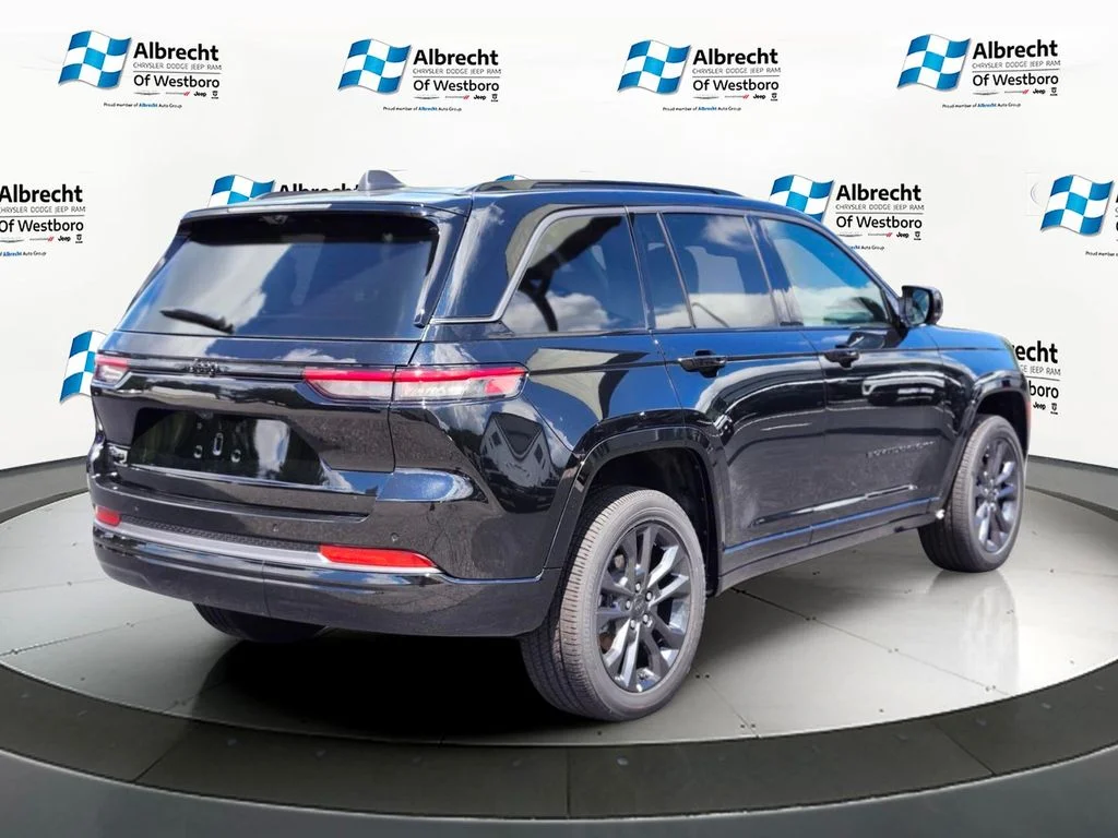 New 2026 Diamond Black Crystal Pearlcoat Jeep Limited Reserve image 5