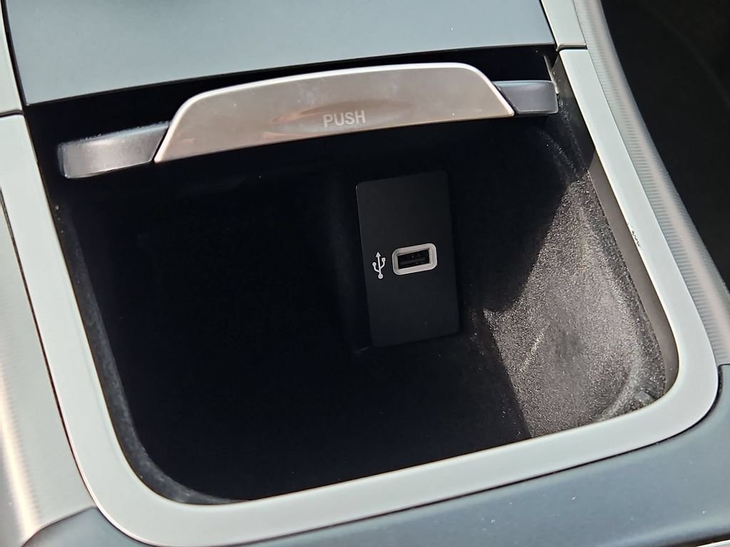 Used 2016 White Platinum Clearcoat Metallic Lincoln Select image 26