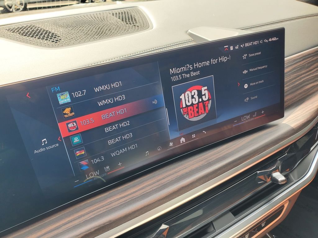 Used 2025 Green BMW M60i image 28