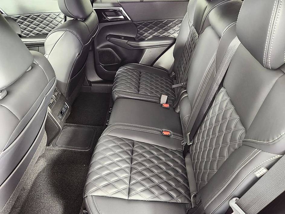 Used 2026 Alpine Frost Nissan Platinum image 21