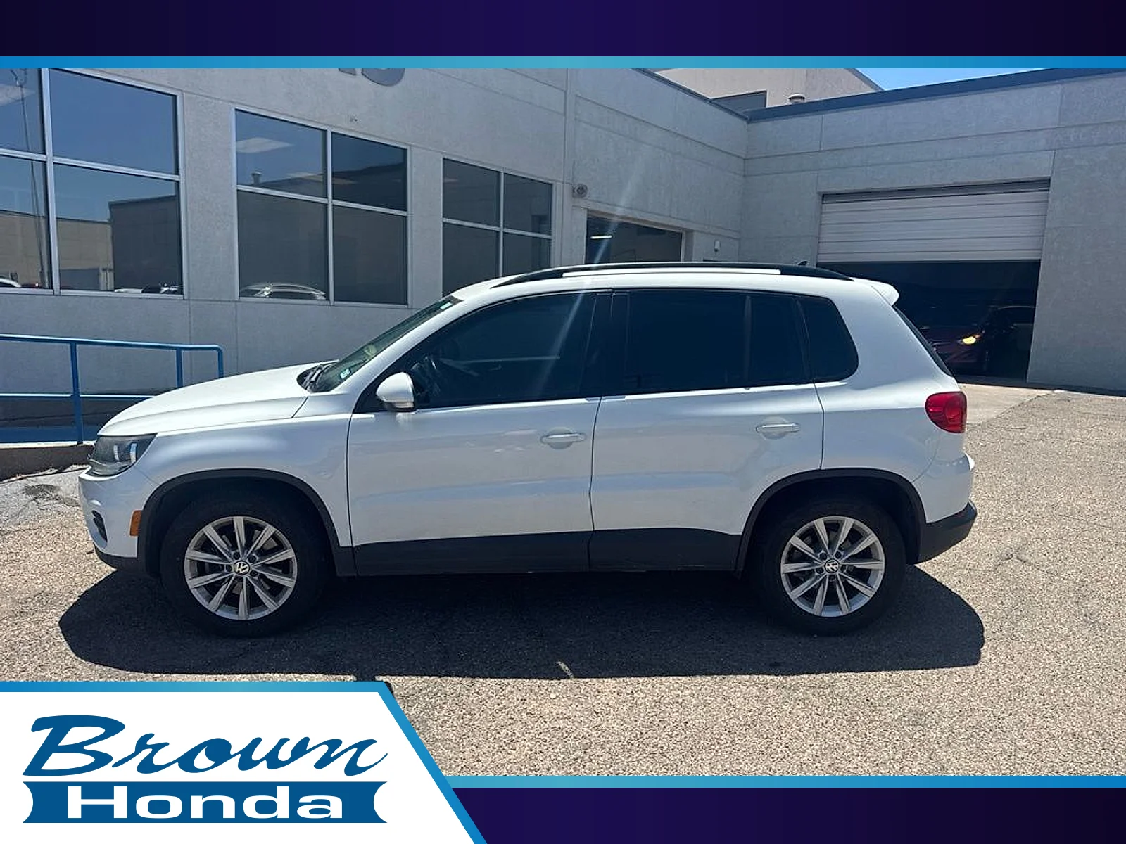 Used 2017 Pure White Volkswagen 2.0T image 1