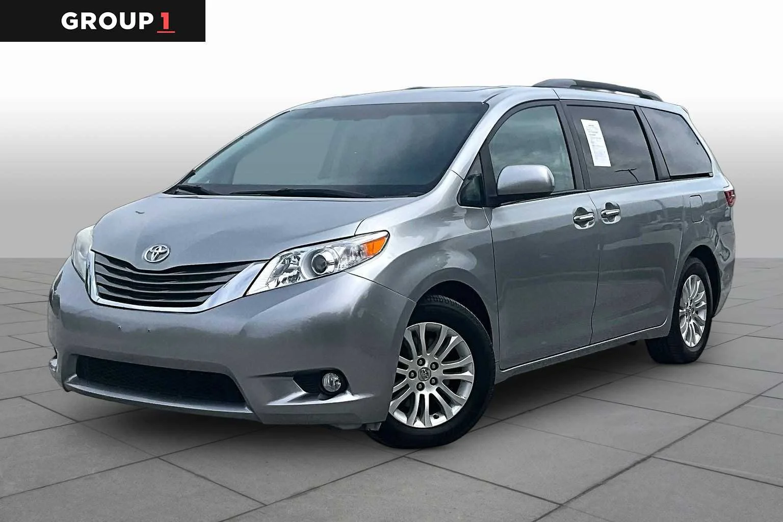 2017 Toyota Sienna XLE V6 7-Passenger Access Seat's photo