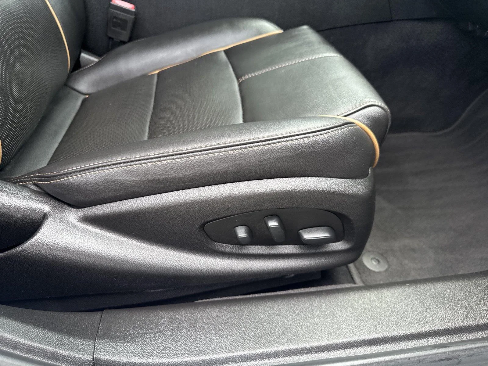 Used 2019 IRIDESCENT PEARL TRICOAT Chevrolet Premier image 35