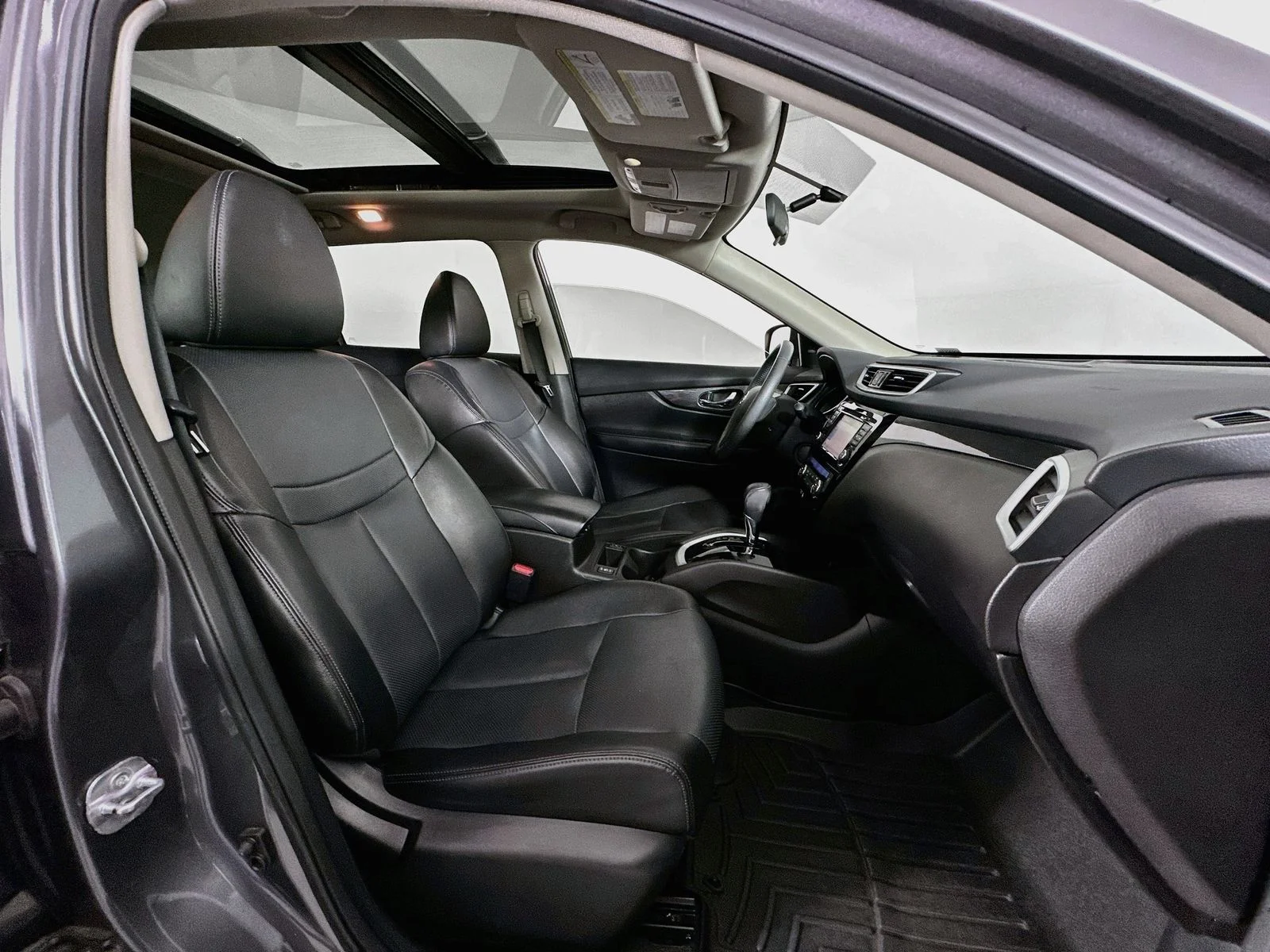 Used 2015 Gun Metallic Nissan SL image 30