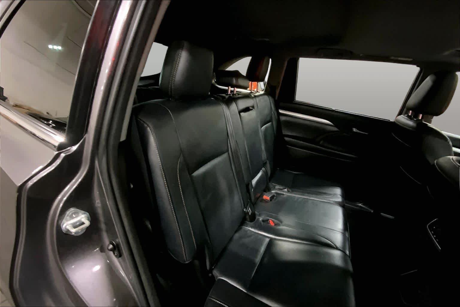 Used 2018 Predawn Gray Mica Toyota XLE image 20