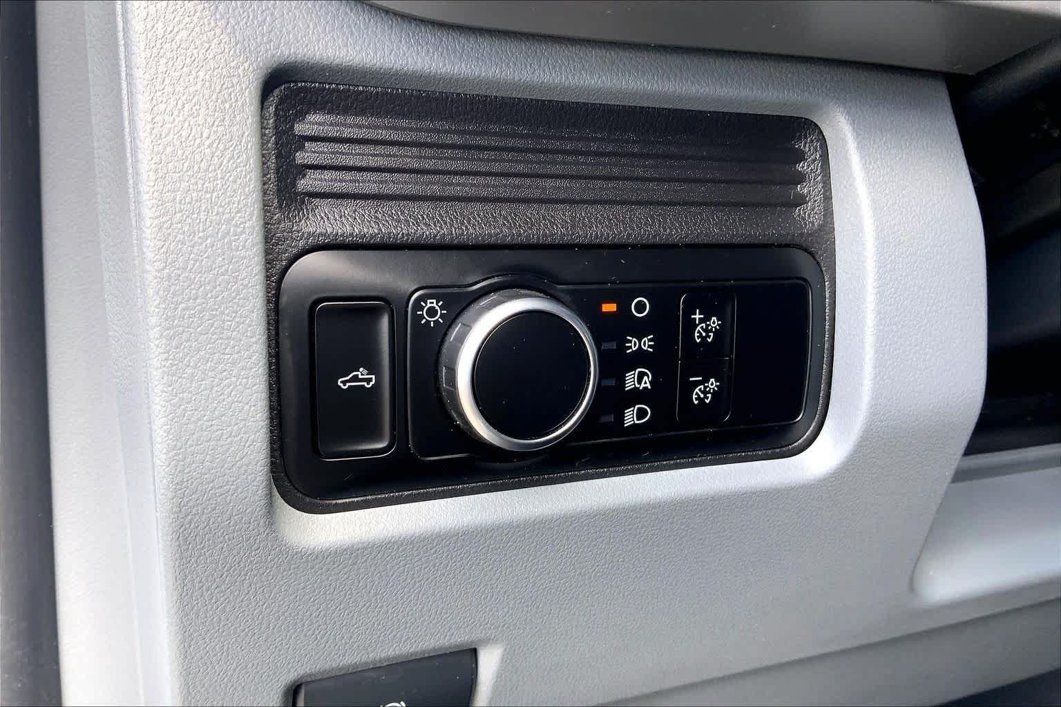 Used 2025 Oxford White Ford F-250 Pickup XL image 32