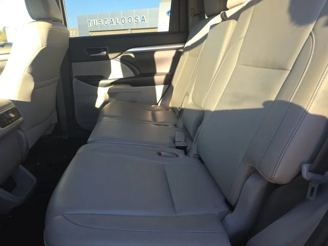 Used 2018 Silver Toyota XLE image 10