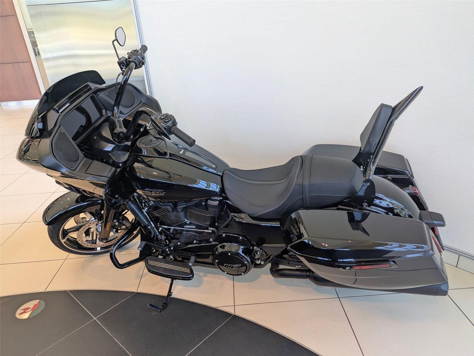 Used 2025 BLACK HARLEY DAVIDSON ROAD GLIDE image 5