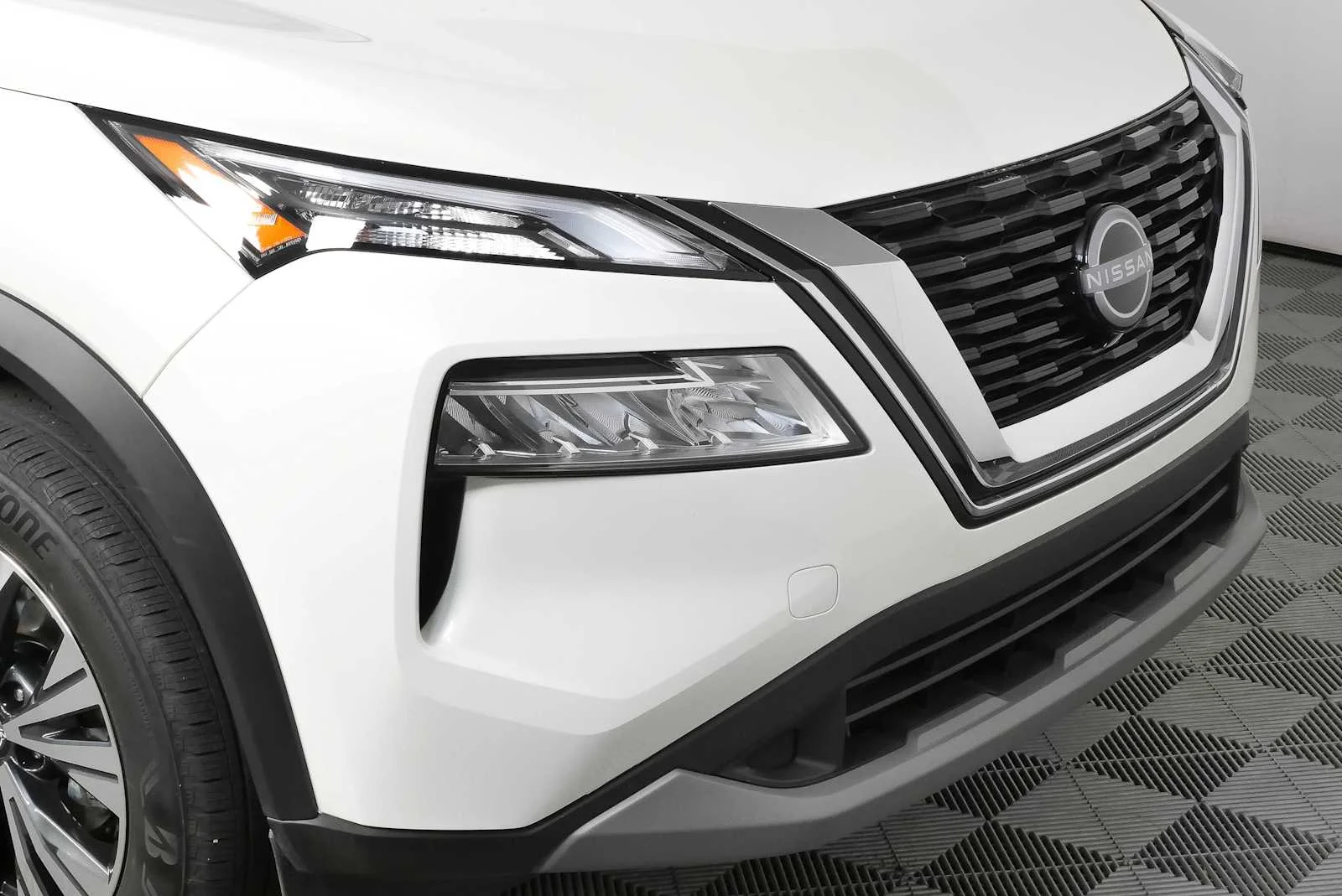 Used 2023 Pearl White Tricoat Nissan SV image 34