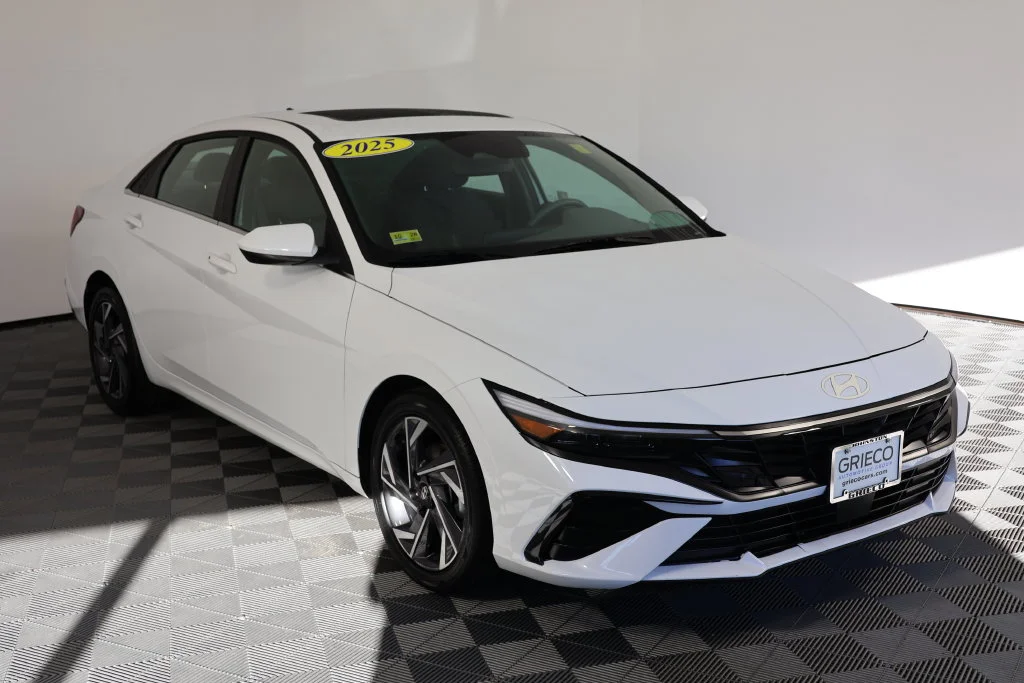 Certified Used 2025 White Hyundai SEL Convenience image 1