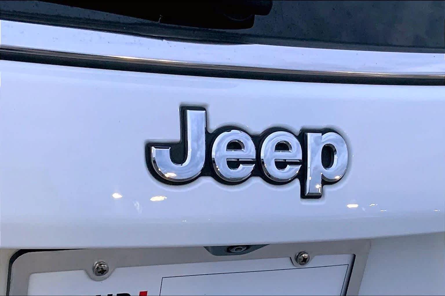 Used 2024 Bright White Clearcoat Jeep Latitude image 10