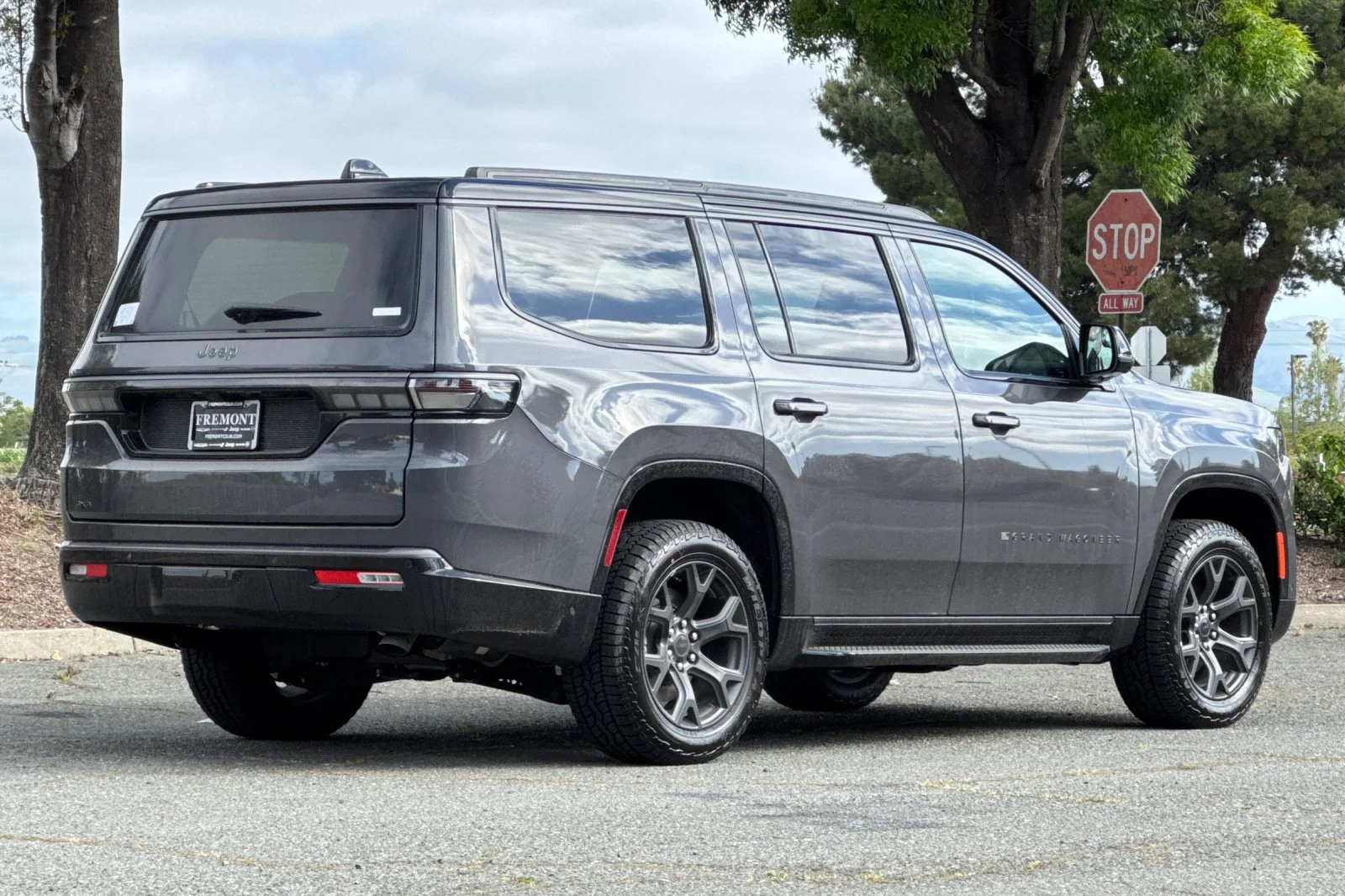 New 2026 Baltic-Gray Metallic Clear-Coat Exterior Paint Jeep Upland image 3